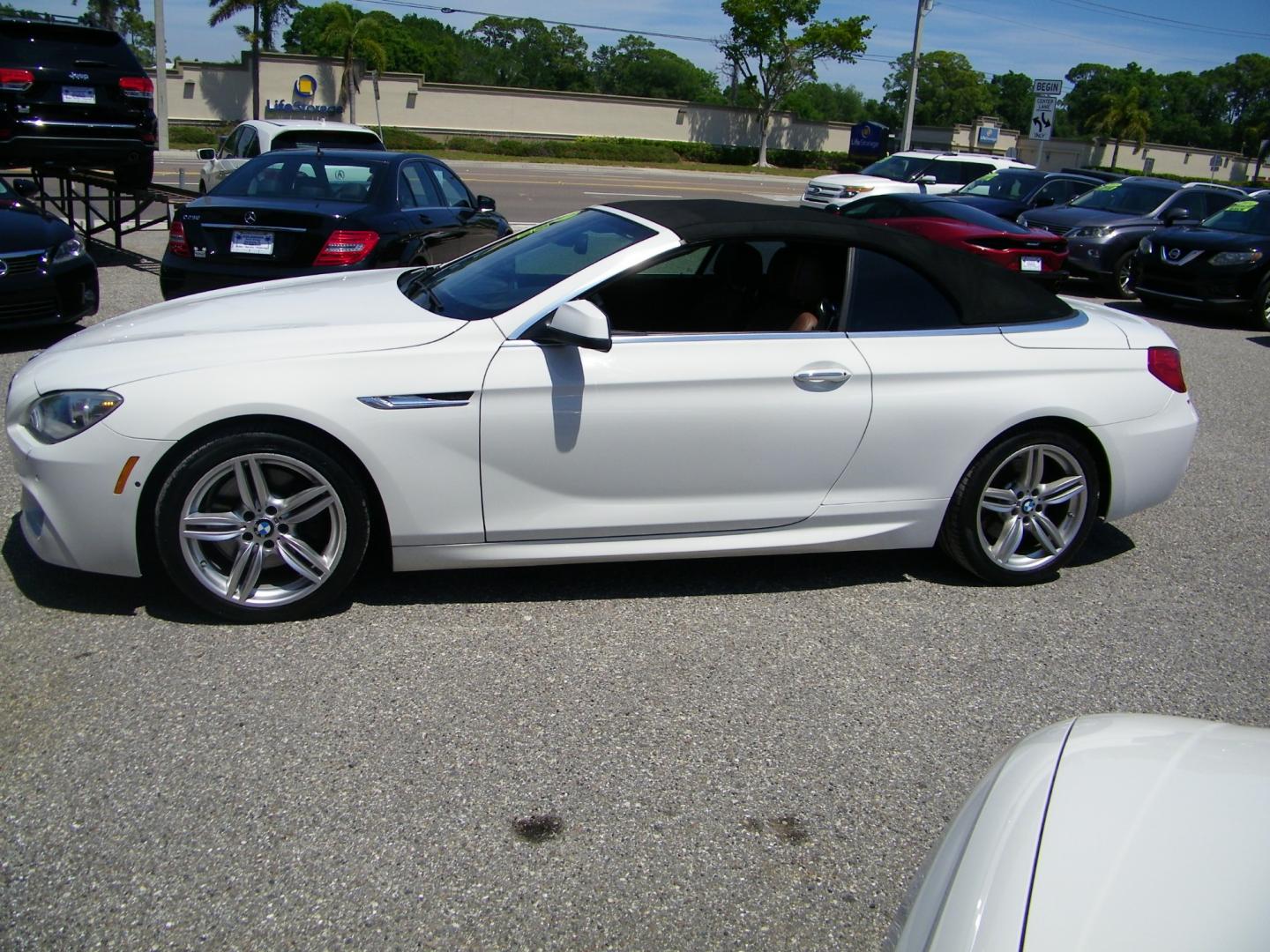 2012 White /Brown BMW 6-Series 640i Convertible (WBALW7C58CD) with an 3.0L L6 TURBO engine, 8-Speed Automatic transmission, located at 4000 Bee Ridge Road, Sarasota, FL, 34233, (941) 926-0300, 27.298664, -82.489151 - Photo#4